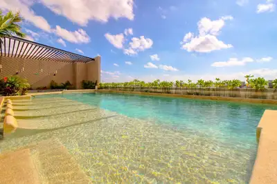 Image de Chic boutique studio with ocean-view rooftop pool, bar/lounge, & balcony