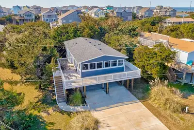 Image de Remodeled home near beach with screened porch, sundeck, & seasonal pool access