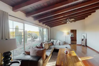 Image de Dog-friendly home + casita with mountain views, covered patio, Ac, & 2 W/Ds