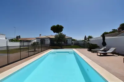 Belle location de vacances confortable  avec piscine privée à Chiclana de la Frontera, Andalousie, Espagne pour 10 personnes