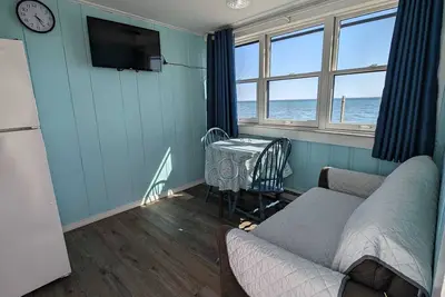 Image de Oceanfront Getaway at the Ballyhoo Sunday cottage located at the Oceana Cottages