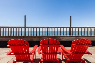 Image de Tranquil Getaway at the Dolphin Sunday cottage located at the Oceana Cottages