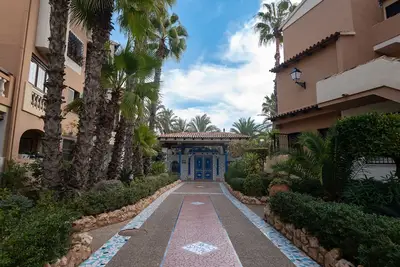 Image de Comfortable spacious family house with large terrace and garden Beach & Bars