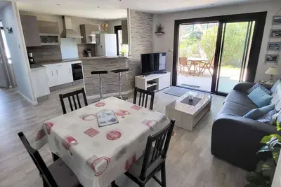 Image de T2 rénové climatisé avec jardin, proche plage, parking sécurisé