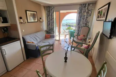 Image de T2 avec piscine, parking privé à 200m des plages et commerces