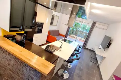 Image de T2 climatisé avec jardin, Wi-Fi et parking sécurisé à 100 m des plages