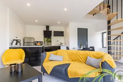 Image de Maison moderne avec spa et jardin près de la plage