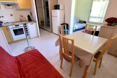 Image de T2 cosy avec piscine, tennis, parking - 200m des plages