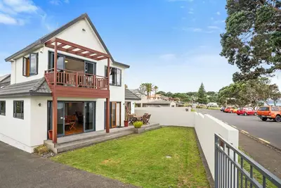 Image de Remarkable Red Beach - Red Beach Holiday Home