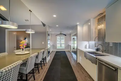 Image de Cozy 4 Bedroom Home with Pool, Hot Tub & More