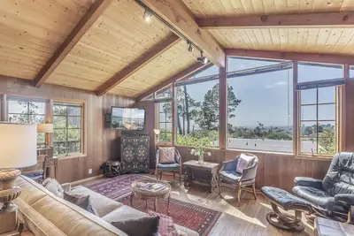 Image de 3879 Lucy's Treehouse, Unique Vintage Redwood Home
