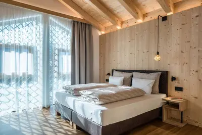 Image de Appartement \"Les Ciases Chalets Dolomites Apt 6\" avec balcon privé, sauna partagé et Wi-Fi.
