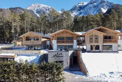 Image de Appartement \"Les Ciases Chalets Dolomites Apt 4\" avec balcon privé, sauna partagé et Wi-Fi.
