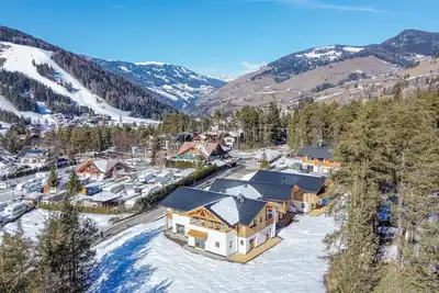 Image de Appartement \"Les Ciases Chalets Dolomites Apt 2\" avec balcon privé, sauna partagé et Wi-Fi.