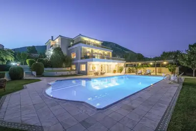 Image de Villa 'Supreme and Classy Pool Residence' avec vue sur les montagnes, Wi-Fi et climatisation.