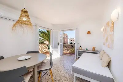 Image de Appartement 'Can Salas 2 Dormitorios B' avec vue sur la mer, Wi-Fi et climatisation.