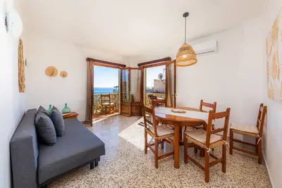 Image de Appartement 'Can Salas 2 Dormitorios C' avec vue sur la mer, Wi-Fi et climatisation.