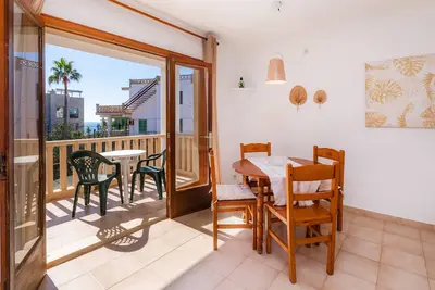 Image de Appartement 'Can Salas 1 Dormitorio 102' avec vue sur la mer, Wi-Fi et climatisation.