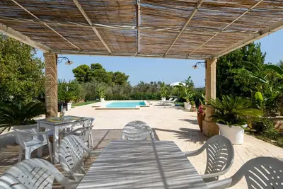 Image de Appartement 'Tenuta Posti' avec piscine partagée, Wi-Fi et climatisation.