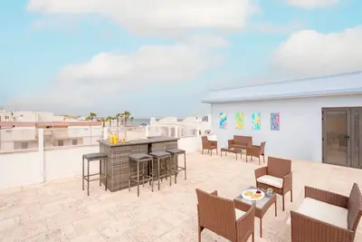 Image de Appartement de vacances 'Beach House, Torre Canne - Ariel' avec vue sur mer et balcon