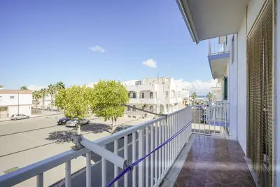 Image de Appartement \"Beach House, Torre Canne -Sebastian\" avec vue sur mer et balcon