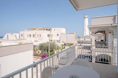 Image de Appartement \"Stella Marina 9 - Torre Canne\" avec vue sur mer et balcon.