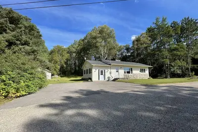 Image de Whitney House Retreat - Steps from Algonquin Park