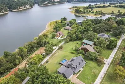 Image de 5br Lake Views with Heated & Chilled Pool & Hot Tub. Centrally Located