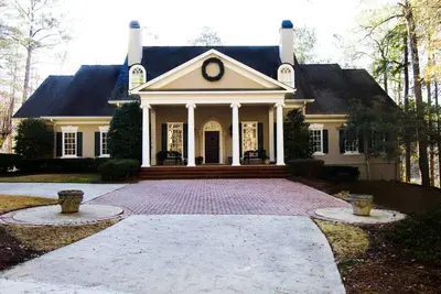 Image de Perfect Home in Reynolds, for Corporate Masters Golf Trips. Great mancave!