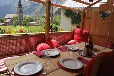 Image de Sleeps 12-14 in beautiful mountain setting.