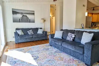 Image de Bright & Comfy ~ 5 star Location~ Large Deck Oasis