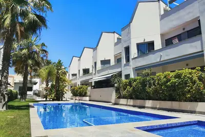 Image de Top floor apartment with sunny roof terrace, heated pool and garden