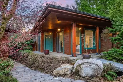 Garden Guesthouse at Lakefront Manor
