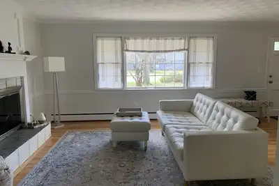 Image de Recently Updated, One Level, Attached Garage, Peaceful, Zen-Minimalist Space.