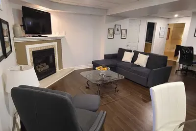 Image de Private 2Bed Basement Apt |Self-Check with Kitchn