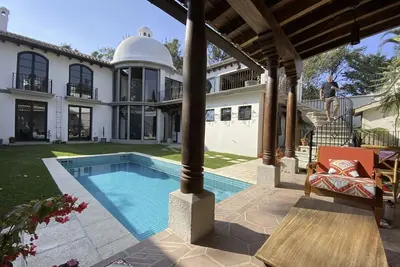 Image de Walkable, Elegant, Comfortable, Light-Filled Home w/Pool and Garden.