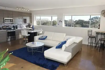 Image de Upscale Downtown Loft with View