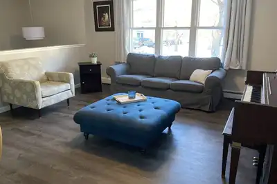 Image de Large, comfortable family home! 7 min to beach.