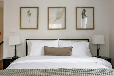 Image de Elegant Design in Marrott Woods - Meridian Hills - Minutes to Broad Ripple!