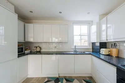 Image de Comfortable and spacious Fulham apartment - homely and inviting.
