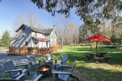 Image de Pocono Family Farmhouse w/king bed and game room!