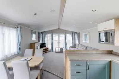 Image de 12ft-wide very comfortable and spacious caravan with one double and two twin.