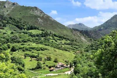 Image de Relax in style and comfort in your own river valley. . .