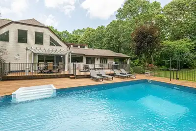 Image de Stunning Renovated 1. 7 Acre Estate w/ Heated Pool in Southampton