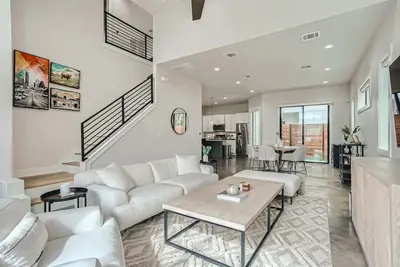 Image de Grand Oasis At E. Austin W/ Pool