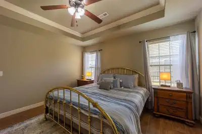 Image de Peaceful 3br Base • Close to Nwa Events & Trails. Secure Garage and Jetted Tub.