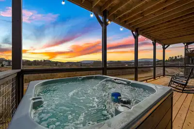 Image de Brand New! Indoor Pool|11 min to Pkwy|Hot Tub|View
