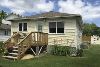 Image de In Gimli a  cottage  close to the beach and uptown.
