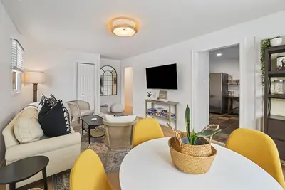 Image de Leesburg Hideaway- King Bed + Private Backyard