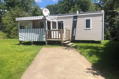 Image de mobil home tout confort avec piscine commune